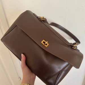 Brun väska  - Säljer min bruna väska från SHEIN helt oanvänd. Säljs pågrund av att jag trodde att väskan skulle vart större.💗