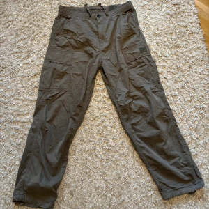 Superdry Cargo pants - 33W/32L, använda nån enstaka gång, mycket bra skicka. Pris kan förhandlas