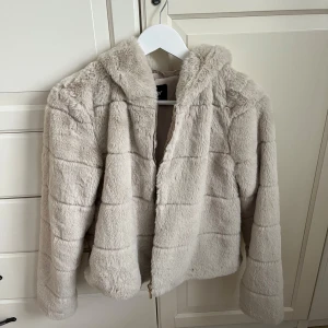 Jacka - Superfin fluffig jacka från only. Nyskick. Storlek s🩷