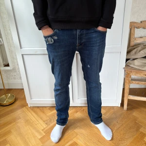 Jeans blå från Nudie - Mycket sköna jeans i bra skick från Nudie. Storlek 31/30. Köpta nya i vintras för 1 599 kr. Säljes då de nu är för korta i benen. Modell: Grim Tim    Färg: Indigo Myth