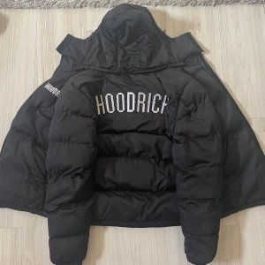 Hoodrich Jacka - Säljer nu min hoodrich vinterjacka då jag behöver pengar. Perfekt nu inför det kalla vädret. Det är en varm och skön jacka. Bara använd förra vintern och skicket är toppenbra. Köpt från hoodrich egna hemsida för 1,850kr. Skriv för mer info/bilder.