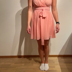Rosa klänning, MQ/MARQET - Skick: Mycket gott, använd ett fåtal gånger Material: 100% polyester  Nina klänning  Tvättråd: 30°
