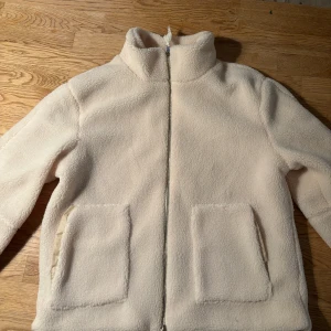 Helt oanvänd teddyjacka beige🧸🤍 - Jättefin och skön teddyjacka ifrån merley i storlek s, ganska liten i storleken men super fin och gosig!🤍🤍säljer pga för liten i storleken och krångligt att göra retur