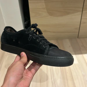 Hel svarta lanvins - Säljer nu mina hel svarta lanvins för det knappt används. Skorna har defekt på insidan men inget som syns bakifrån. Skorna är storlek 40-41 men passar mig som har 42. Priset är ej hugget i sten, vid frågor är det bara att höra av sig