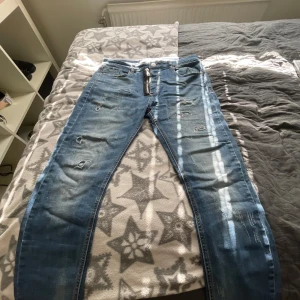 Alessandro Zavetti Jeans - 8-9/10 skick på jeansen! Riktigt fina och går inte att köpa längre! Riktiga storlekar på dessa jeans, 32. Passar folk mellan 170-185 cm med midjan 29-32, men även 33 enligt personliga upplevelser!