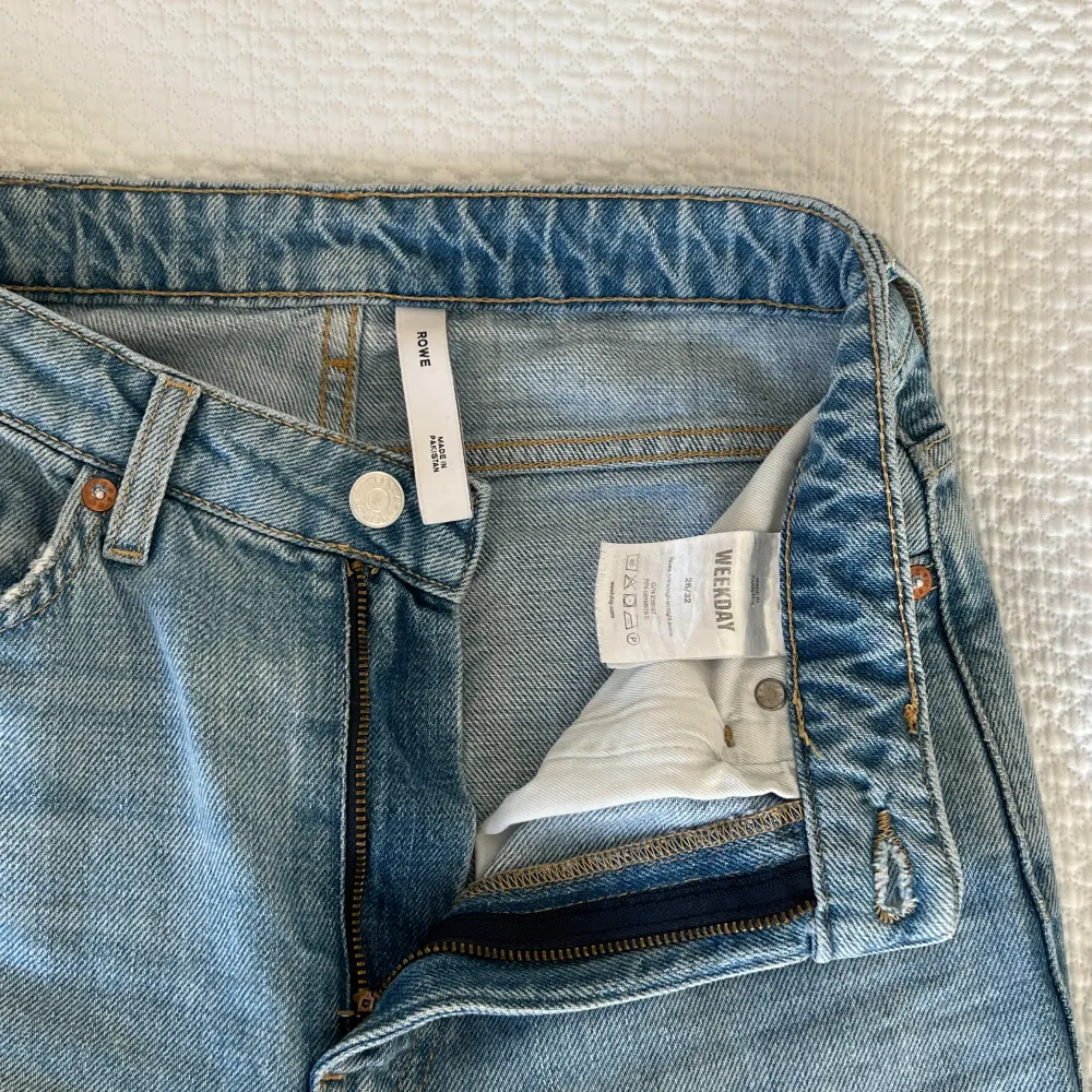 Ljusblå Weekday jeans i modellen Rowe i bra skick  W26 L32 (ref. är 1.75). Jeans & Byxor.