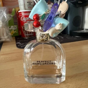Marc Jacob parfym  - Hej säljer parfym på bilden ser man hur mycket den är kvar