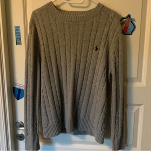 Ralph lauren sweatshirt  - säljer en stilren knitted ralph lauren sweatshirt, perfekt för grish stilen. använd 1-2 gånger. priset är självklart inte hugget i sten🪨