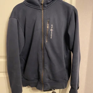 Sail racing hoodie - Säljer min sail racing hoodie som på senaste inte använt. Skicket är väldigt bra och tröjan är väl skött. Skriv vid funderingar!