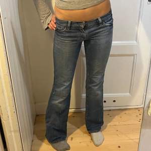 Low waist bootcut/flare vintage jeans som tyvärr håller på bli för små. Sitter som s/xs. Hör av er för mer info eller bilder❤️