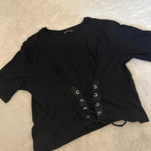 Topp med snörning  - Superfin T-shirt med snörning i bra skick!🤍