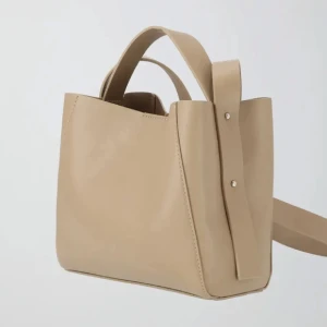 Pu midi bag  - Säljer min jättesnygga väska från Gina! Den är väl använd och har inga tydliga defekter! 