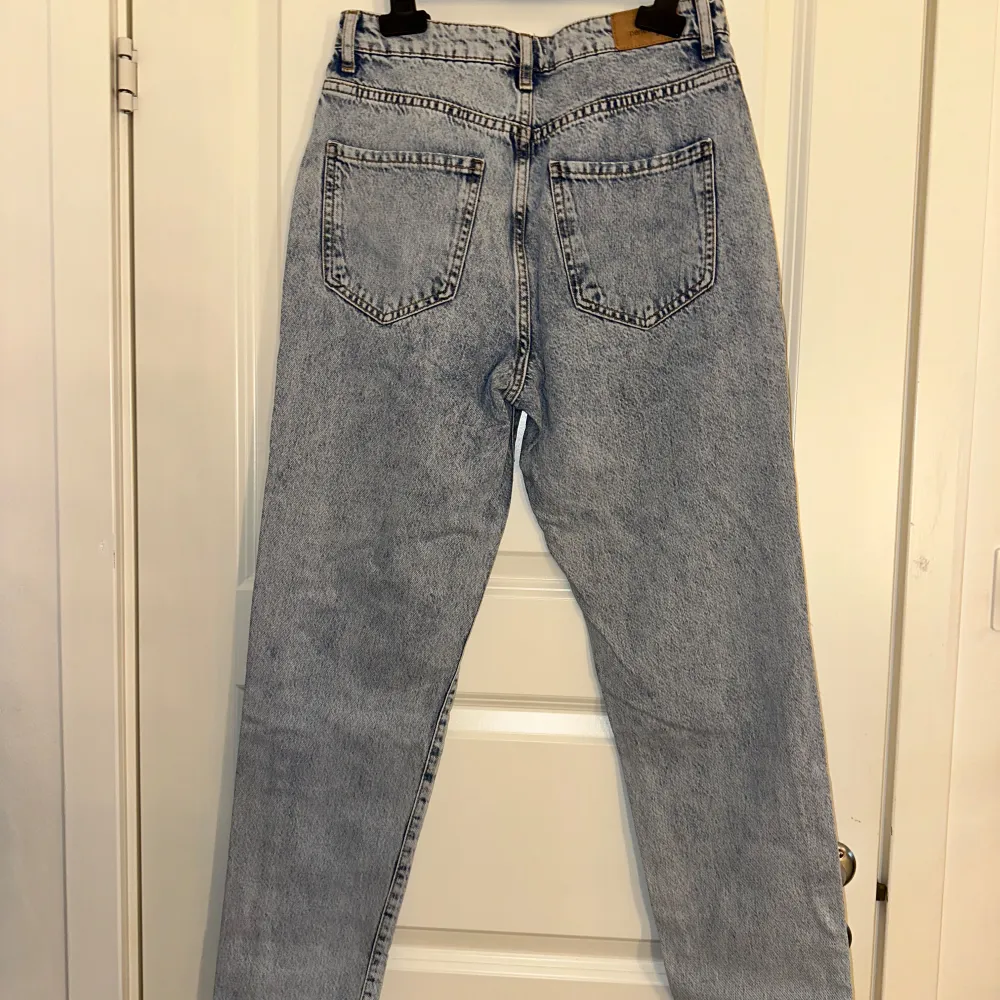 Mom jeans från Ginatricot, i använt skick. Någon fråga? Bara skriva.. Jeans & Byxor.