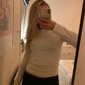 Vit långärmad  - Helt vanlig vit långärmad topp/tshirt fårn BIKBOK. Ribbat material  Jättebra skick!!