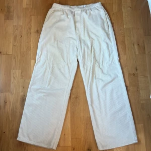 Manchester byxor  - Säljer nu mina Manchester byxor från Weekday, då dom är för små för mig. 9/10 skick, köpta på weekday i Göteborg. Pris kan diskuteras vid snabb affär🤍