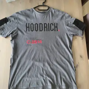 Säljer min Hoodrich t-shirt i storleken S på tröjan men den sitter som en M utan tvekan. Använd i fint och fräscht skick.