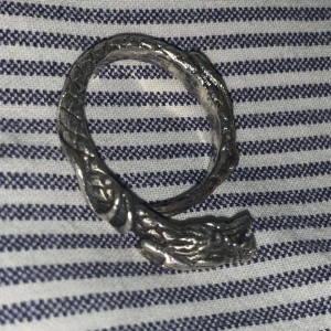 Ring Drake - Unik Detaljrik ring Drake hela vägen runt.  Okänt märke! Därav pris