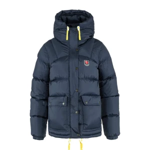 Fjällräven Jacka  - Mörkblå fjällräven jacka i storlek M!! Endast använd 2 säsonger och väldigt sparsamt använd. Kan även tänka mig byta mot en likadan i S. ❤️❤️ Världens bästa jacka 