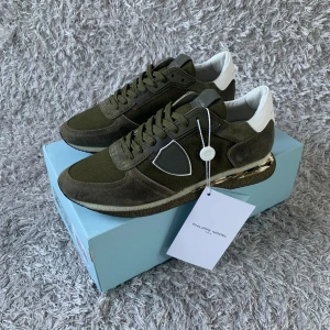 Philippe Model trainers - Säljer dessa sprillans nya Philippe Model trainers perfekta till hösten! | Slitningar är del av designen!| Vid snabbaffär diskuteras pris! | Box ingår! | Storlek 41. | Ställ gärna frågor innan du köper!