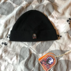 Parajumper mössa - Säljer min nästan helt nya parajumper mössa eftersom jag inte använder den. Skicket är 10/10 och den är knappt använd, perfekt nu till hösten. Skriv vid funderingar 😁