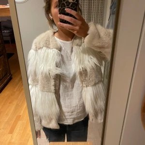 Pälsjacka - Säljer denna fina pälsjacka i storlek S, perfekt till höstliga dagar!