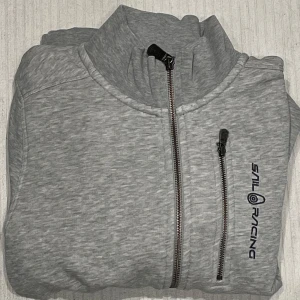 Zip hoodie från Sail Racing - Säljer denna feta zip hoodien från Sail Racing. Den är knappt använd och har inga defekter. Den är i väldigt bra skick. Nypris 899kr. Priset kan diskuteras 