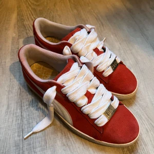 Puma - Snygga röda vans, används inte längre och säljs därför. De är ganska nya men har använts ett par gånger. Storlek 42