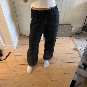 Arket linnebyxor - Svarta linnebyxor från arket. Använda några få gånger men ser ut som nya🤩 storlek XS