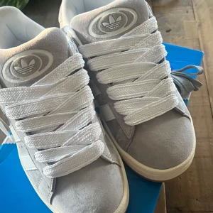 Adidas campus 00  - Säljer dessa helt nya adidas campus i färgen grå!  Stl 38 aldrig använd! 😁 Hör av er vid frågor ❤️