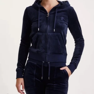 juicy couture - Ett fint juciy sätt i marin blå ganska oanvänt då det har varit för kort för mig en bra stund. Priset går alltid att diskutera vid snabb affär