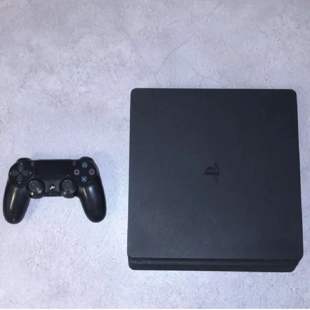 PlayStation 4 Slim 1 Tb  Väldigt bra skick jag har bara inte tiden att använda den längre så säljer den. . Övrigt.