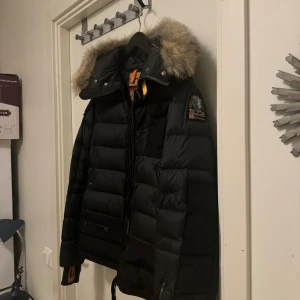 Parajumper jacka - Säljer min Parajumper jacka som jag har köpt från therlunds butik i mall of Scandinavia 
