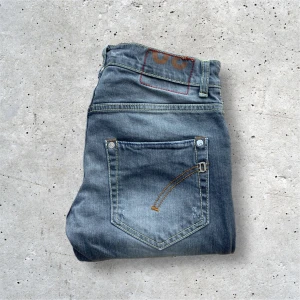 Dondup Jeans - Size 30  - Säljer dessa trendiga Dondup jeans. Vid intresse kan vi skicka fler bilder på jeansen!  OBS: Jeansen är ljusgråa vilket inte riktigt syns på bilden  Size - 30  Condition - 9/10 Retail - 3499kr