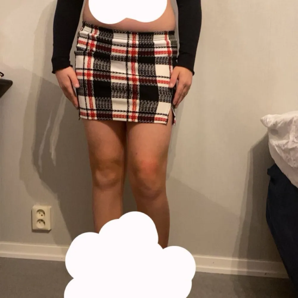 En svart fin Crop top och en rutig svart, vit, röd kjol med slits, fint och rent skick, inte trasig, använd 2-3 gånger. Priset går att diskutera. . Muu.