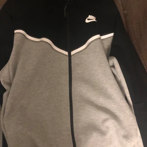 Nike tech kofta - Koftan är i storlek M och är i nyskick. Jag kan fixa fler biler men kom PM då, svarar snabbt. Pris kan diskuteras vid snabb affär.