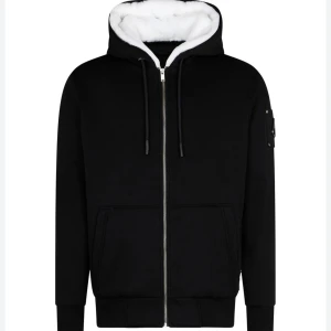 Moose knuckels  - Hej, Säljer min moose knuckels Bunny som är ganska använd.finns ett litet hål bredvid dragkedjan men de syns knappast och de påverkar inte användningen. Kom privat så diskuterar vi pris samt så får du mer bilder på den och lite mer info.  Hör av dig