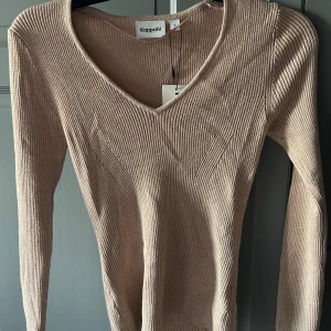 Långärmad topp - En super snygg långärmad topp från Kappahl den är verkligen så snygg och är lite smått rosa glittrig vilket inte synd jätte bra i bilden. 