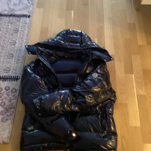 Moncler Maya  - Moncler vinter jacka användes en halv säsong. Säljer nu eftersom jag vill köp en ny jacka inför vintersäsongen. Hör av er vid frågor 