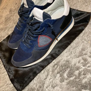 Philippe model trainers - Tja, säljer ett par ass feta Philippe model trainers i färgen vit, marinblå och svart.  Dem är i storlek 40 men passar mig som har 41,5/42. Bästa skorna enligt mig för vintern/hösten. Hör av dig vid minsta fråga eller fundering🙌
