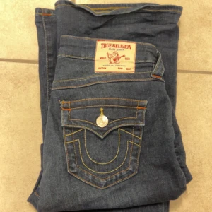 True religion jeans - Jag säljer dessa jeans pågrund av storleksproblem. ( pris kan diskuteras) Det är storlek 28. Och dem är bootcut. 💕och dem är helt oanvända, bara testade. (Ny pris 1300kr)
