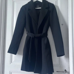 Svart kappa  - Jättefin svart kappa från veromoda. Perfekt nu till hösten🍂💕Super bra skick då jag endast prövat kappan men säljer den pågrund av att den inte riktigt passade mig💕Pris går att diskutera vid snabb affär🥰