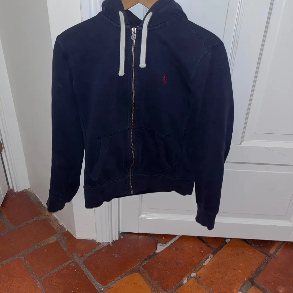 Säljer en riktigt snygg Ralph lauren full zip i storlek S. Säljer på grund av att den var för liten. Den är i väldigt bra skick  då den knappt är använd.  Priset kan diskuteras vid snabb affär.  Tveka ej på att skriva vid minsta intresse‼️. Hoodies.