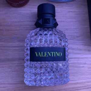 Valentino born in Roma yellow dream  - En valentino parfym med doft av citrus och vanilj. Hälften kvar. Inköpt i våras. Pris kan diskuteras