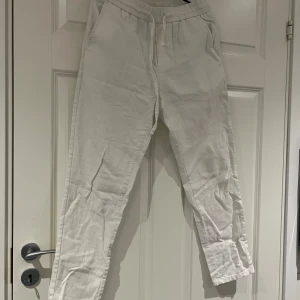 Linne byxor  - Säljer ett par linnebyxor i storlek s. Knappt använda Inge fläckar Inge hål eller skador skick 10/10 köpt på jeans bolaget i Örebro för 700 säljer för 300. Skriv vid minsta fråga eller fundering😄