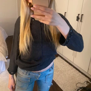 Trekvart tröja 💞 - Så fin trekvartsärmad tröja från part Two med detaljer vid hals och armar! Älskar denna men kommer ej till andvänding 💞
