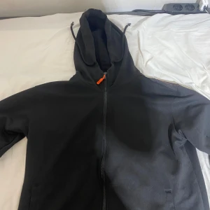 Parajumper kofta/cardigan - En NÄSTAN helt ny PARAJUMPER kofta/ skit snygg och för endast 1700kr, ny pris för 2999. Priset är ej hugget i sten, hör av dig vid frågor eller funderingar!!!!