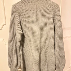 Supermjuk stickad klänning - Jätte söt stickad klänning i super fin grå färg. Har använt 1 gång, inga defekter och perfekt till hösten. Köpt från shein men har en till exakt likadan. Tvättat den 1 gång utan några problem. Har halvkrage som värmer dig och längden är vid låren🤍