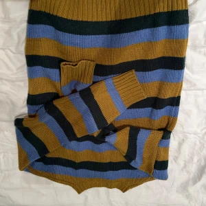 Randig tjocktröja - Väldigt snygg och mysig tjocktröja från ASOS. Passar M/L.