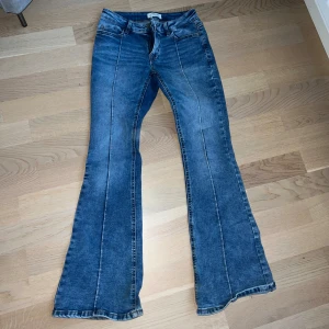 Jeans - Säljer dom här jeansen från Lindex i storlek 158. Finns en liten fläck längst ner på ena byxbenet (se bild) kanske går bort efter en tvätt. Använt skick. Säljer dom för 90 kr.