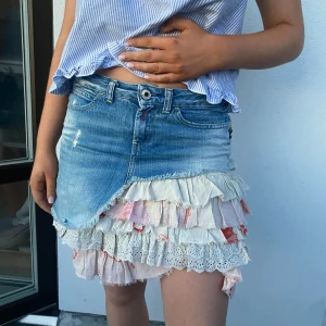 Jeans kjol med volanger - Super cool jeans kjol med tyg volanger, så unik och fin, från Replay!!!💗